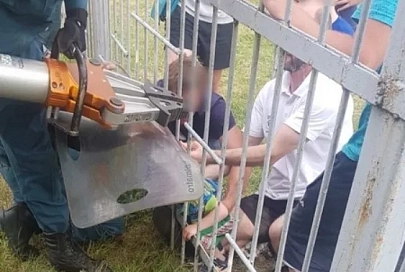В Гомеле малыш застрял в заборе: его извлекли спасатели